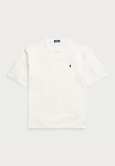 Λευκίνη βαμβακερή μπλούζα με κοντό μανίκι, με κλασικό στρογγυλό λαιμό και ένα μικρό μαύρο κεντημένο λογότυπο στο αριστερό στήθος.