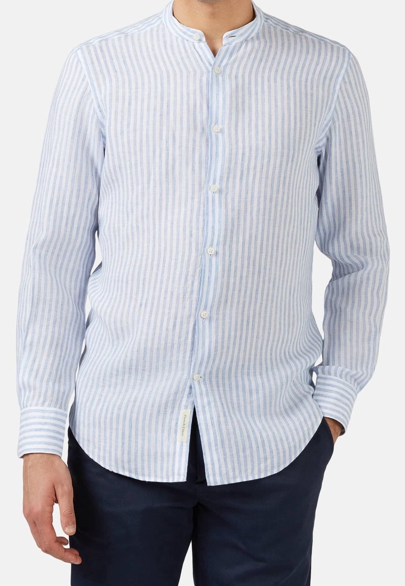 Jasnoniebieska i biała koszula na guziki w paski, z kołnierzykiem mandaryńskim, długimi rękawami i zaokrąglonym dołem. Materiał wydaje się lekki o teksturowanym wykończeniu.