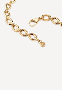 Bracelet en métal doré à maillons ovale entrelacés, fermoir en lobster et un petit charme en forme de cœur avec un strass incrusté.