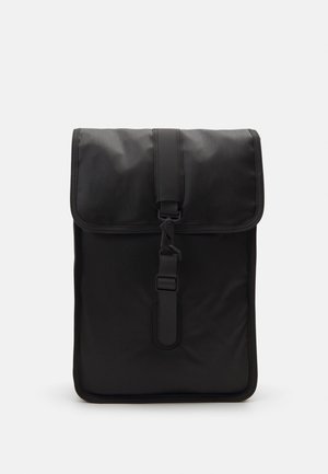 Zaino nero realizzato in materiale sintetico testurizzato, con chiusura a pattina, fibbia sul capo anteriore e forma rettangolare. Design semplice.