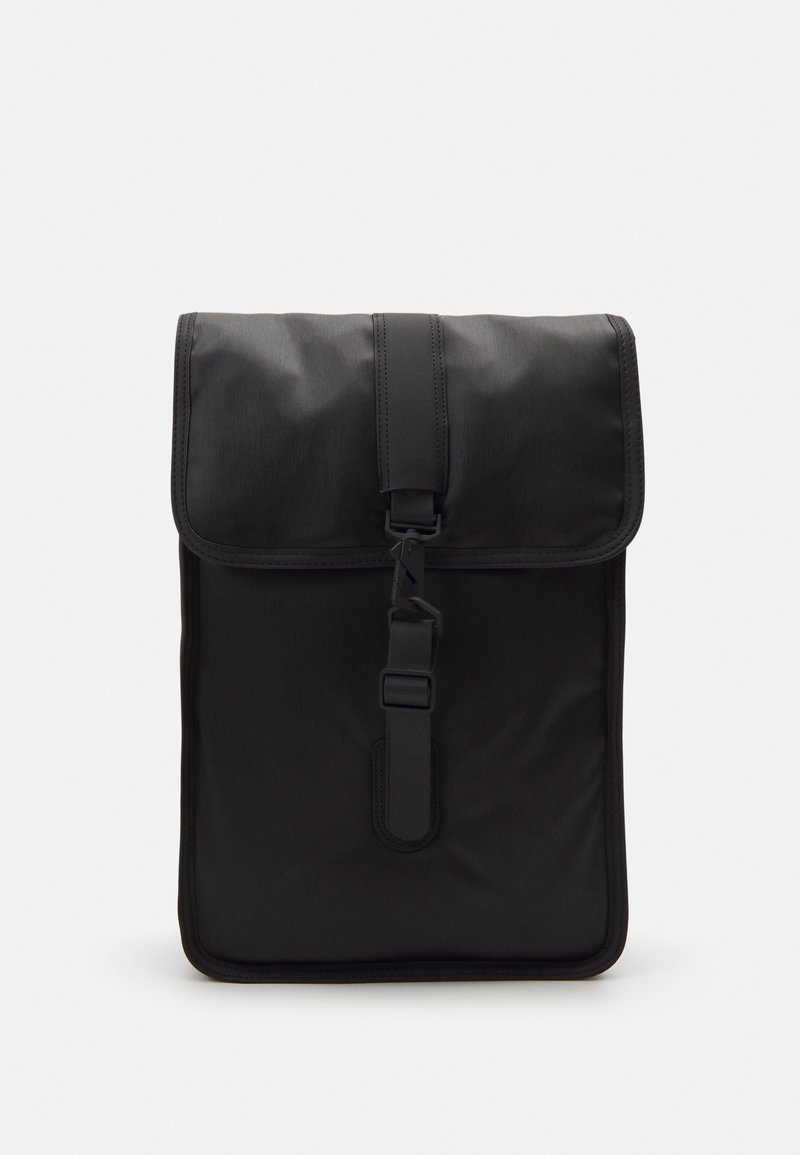 Zaino nero realizzato in materiale sintetico testurizzato, con chiusura a pattina, fibbia sul capo anteriore e forma rettangolare. Design semplice.