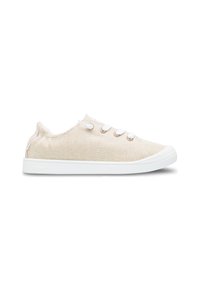 Lys beige kanvas sneakers med hvit gummisåle, tre hull til snøring, og teksturert stoff, med et lavt design.