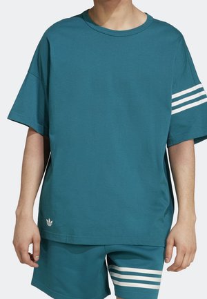 Türkisfarbenes, übergroßes Baumwoll-T-Shirt mit weißen drei Streifen an den Ärmeln und einem kleinen Logo am unteren Saum. Glatte Textur.