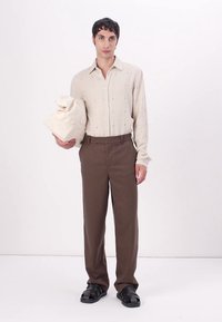 Libertine-Libertine ALERT TAILORED - Pantaloni - chocolate