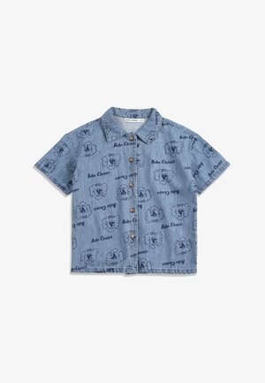Kurzärmliges blaues Denim-Hemd mit Knöpfen und Kragen, mit einem Muster aus wiederholten dunkelblauen Cartoon-Tiergesichtern und dem Text "Bobo Choses".