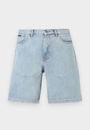 Pantaloni scurți de blugi albastru deschis cu nasture frontal, fermoar, bucle pentru curea și buzunare, așezați pe o suprafață plană pe un fundal alb simplu.