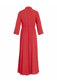 Ilga, koralų spalvos suknelė su apykakle, ilgomis rankovėmis ir elastinga juosmens linija. Audinys yra lygus, su laisvu ir plazdančiu siluetu.