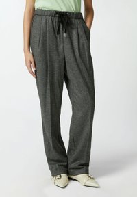 Sive hlače širokog kroja s elastičnom strukom i vezicom, sa bočnim džepovima i ušivenim pregibima.