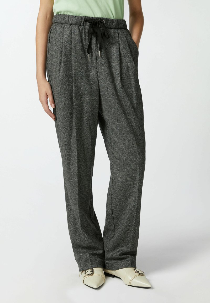 Sive hlače širokog kroja s elastičnom strukom i vezicom, sa bočnim džepovima i ušivenim pregibima.