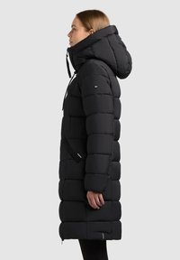 Geacă pufferi neagră cu glugină, având secțiuni quilted orizontale, accente cu șnur și o textură netedă, ușoară.