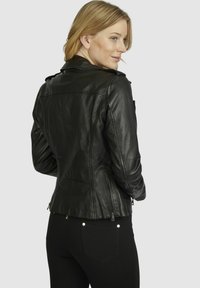 Schwarze Leder-Motorradjacke mit figurnaher Passform, schrägen Vordertaschen, Reißverschlussärmeln und Ziernähten auf dem Rücken.