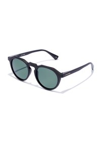 Ochelari de soare din plastic negru, cu lentile rotunde și un design unic al punții unghiulare. Lentile de culoare verde, cu o marcă subtilă 'HAWKERS' pe lateral.