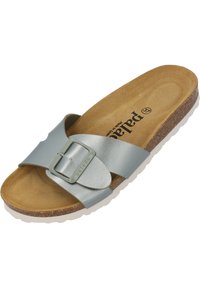 Ljust blå lädersandaler med bred rem och rektangulär spänne, korkfotbädd och strukturerad gummisula.