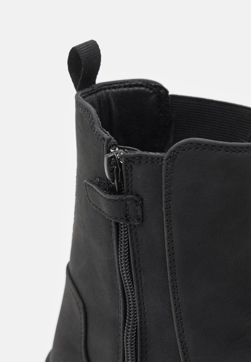 Stivale alla caviglia nero realizzato in pelle liscia, con zip laterale, dettagli elastici e una linguetta per facilitarne l'indosso.