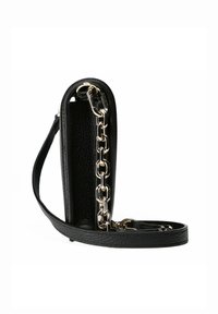 Borsa a tracolla in pelle nera con forma strutturata, caratterizzata da un dettaglio a catena in tono oro e texture liscia. Cinturino regolabile incluso.