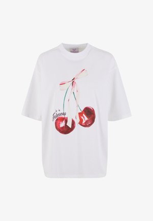 Biała bawełniana koszulka z akwarelowym rysunkiem dwóch czerwonych wiśni związanych różową wstążką, z napisem "Felicous" wydrukowanym poniżej.