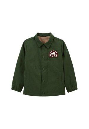 Veste verte avec un design à col, des boutons-pression et un intérieur marron. Comprend un écusson "PLAY" avec des arbres sur la poitrine gauche.