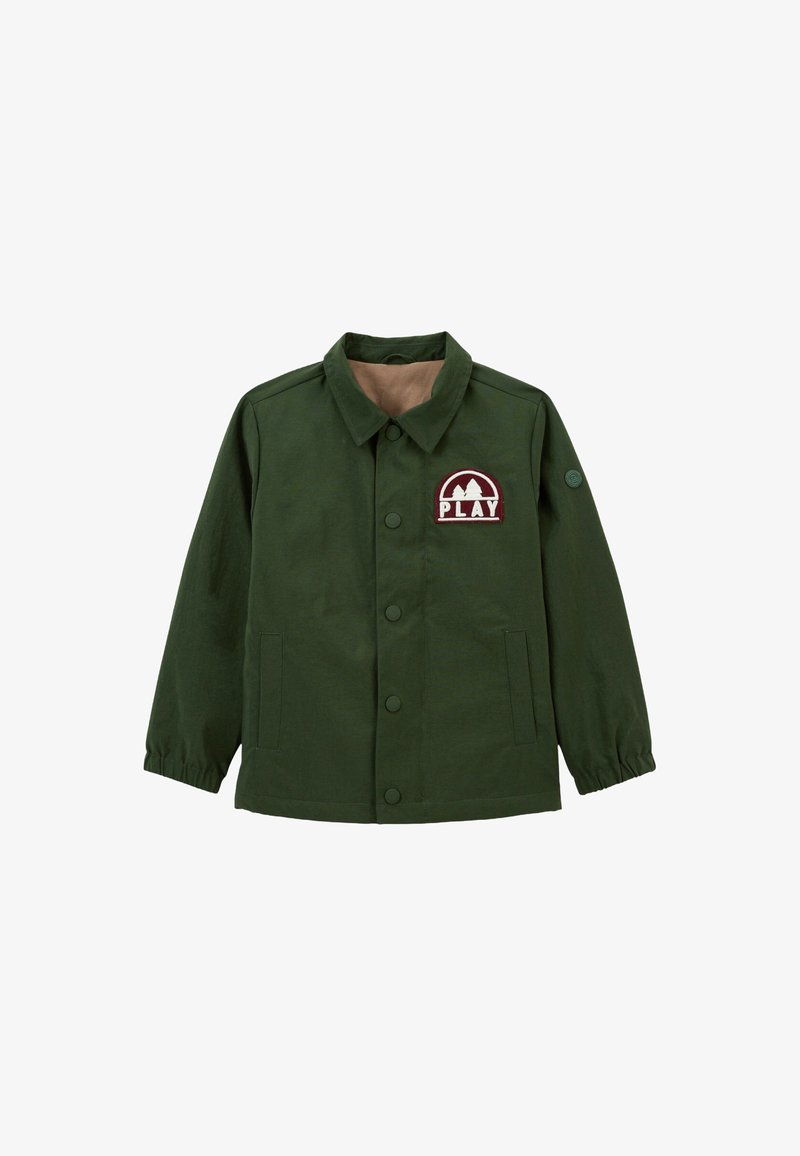 Veste verte avec un design à col, des boutons-pression et un intérieur marron. Comprend un écusson "PLAY" avec des arbres sur la poitrine gauche.