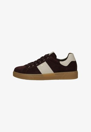 Donker bordeauxsuède sneaker met crème striping, ronde neus, contrasterende tankleurige zool en metalen oogjes voor de veters.