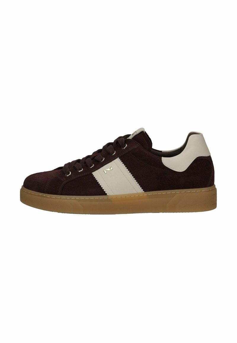 Baskets en suède bordeaux foncé avec détail de rayure crème, bout rond, semelle tan contrastante et œillets en métal pour les lacets.