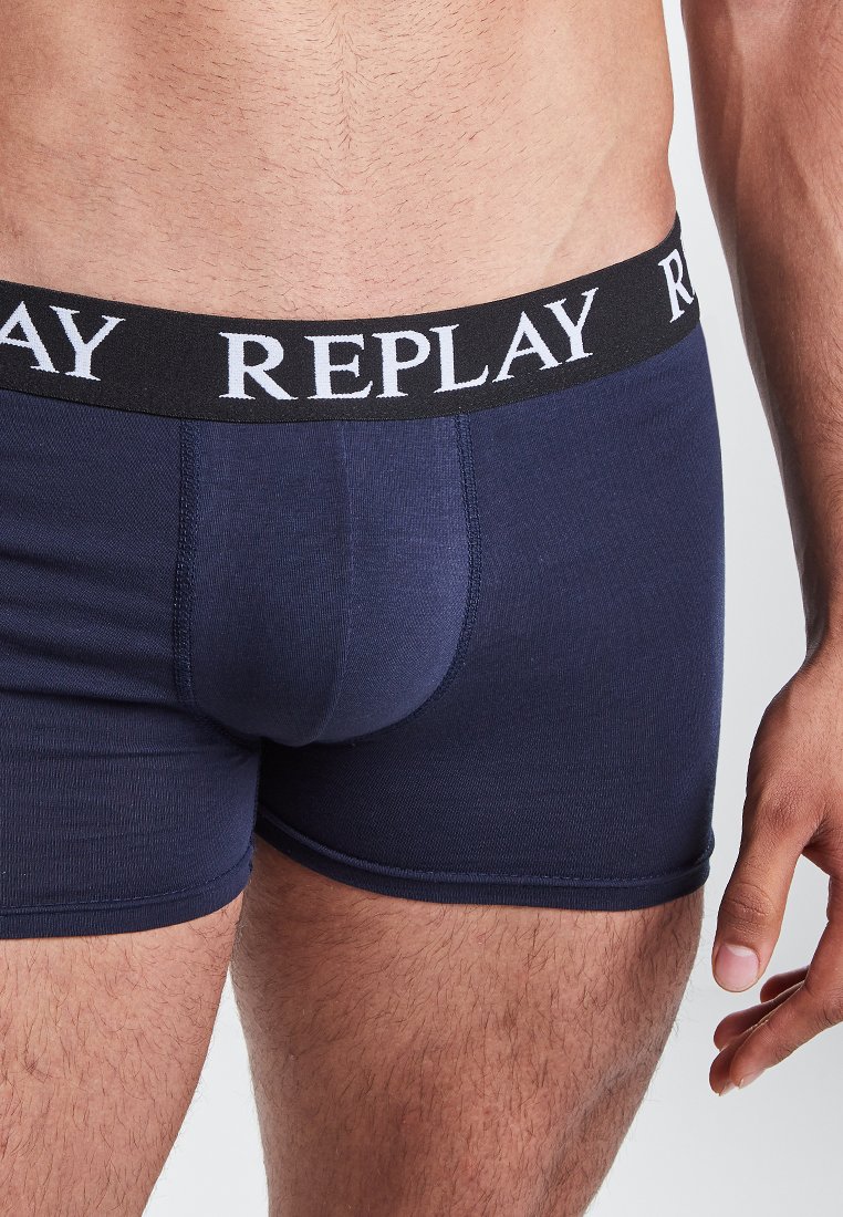 Marineblaue Baumwollboxershorts mit einem schwarzen elastischen Bund, der mit weißem "REPLAY"-Branding versehen ist. Glatte Textur und schmaler Schnitt.