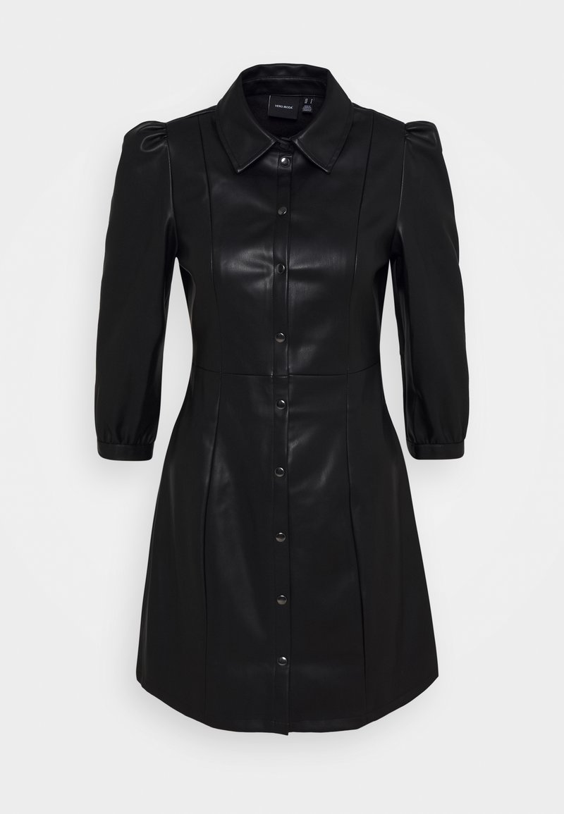 Robe noire en similicuir avec manches trois-quarts bouffantes, fermeture boutonnée devant et col classique.