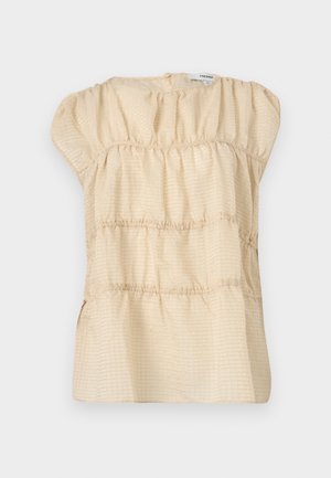 Beige blouse met korte mouwen, voorzien van horizontale textuurstrepen en geplooide naden, met een ronde halslijn en knoopsluiting aan de achterkant.
