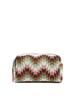 Pochette en tissu rectangulaire avec un motif en zigzag rose, marron, vert et blanc, dotée d'une fermeture éclair et d'un tire-zip en cuir sur fond blanc.