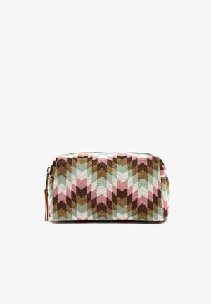 Rechthoekig stoffen tasje met een zigzagpatroon in roze, bruin, groen en wit, voorzien van een ritssluiting en leren ritstrekker op een witte achtergrond.