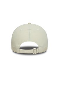 Lysebeige baseball cap med rund krone, justerbar rem bagpå og ventilationshuller i siden. Glat stoftekstur.