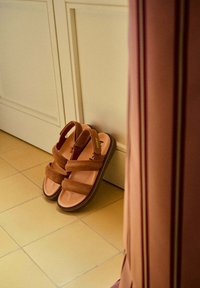 HOFF Sandalias con plataforma - brown