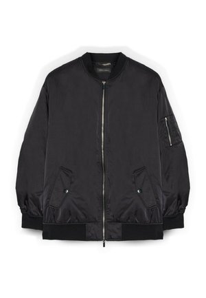Chaqueta bomber negra hecha de nylon suave, con cierre frontal de cremallera, puños y dobladillo acanalados, y dos bolsillos laterales con botones a presión.