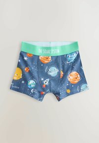Boxershorts in Blau mit bunten Planeten und einem Raketenmotiv. Elastischer Bund mit der Aufschrift "DAS SONNENSYSTEM". Aus Baumwollmaterial.