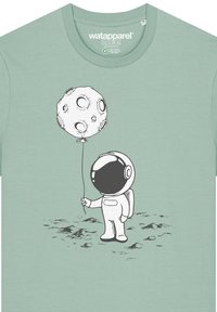 Mintgroene t-shirt met een illustratie van een astronaut die een maanballon vasthoudt, met een gestructureerd oppervlak en een ronde hals.