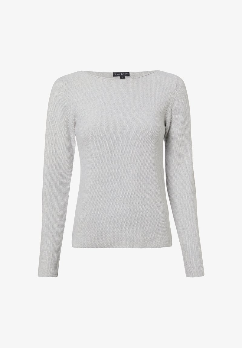 Lichtgrijs, gebreide trui met lange mouwen en een boothals, gemaakt van fijn gestructureerde stof, weergegeven op een witte achtergrond.