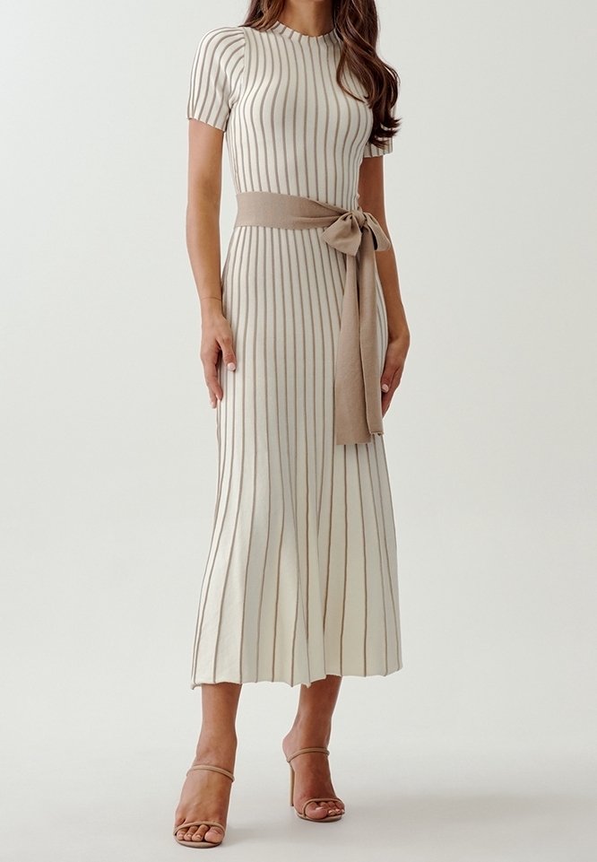 Robe en tricot côtelé, jusqu'aux genoux, en crème avec de subtiles rayures verticales et une ceinture beige nouée à la taille ; manches courtes, jupe évasée.