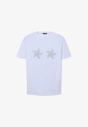 T-shirt bianco in cotone con due design di stelle marine decorati con piccoli borchie d'argento, scollo rotondo e maniche corte.