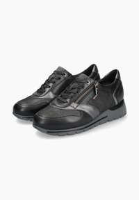 Chaussures de sport noires avec un mélange de cuir et de maille, présentant un système de fermeture à lacets et zip, un design texturé et un col rembourré.