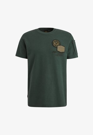 Grünes Baumwoll-T-Shirt mit Rundhalsausschnitt, gerippter Textur und militärischen Aufnähern auf der Brust und dem Ärmel. Mit kurzen Ärmeln und normaler Passform.