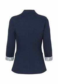 Marineblazer met driekwart mouwen, voorzien van een gestreepte manchetdetails. Getailleerde pasvorm met een reverskraag en een gladde stoftextuur.