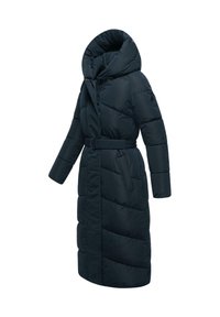 Marinblå puffjacka med hög krage, bälte i midjan och diagonalt quiltat mönster. Har långa ärmar och knä-lång design.