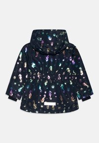 Giacca impermeabile blu navy con motivi riflettenti di creature marine. Presenta un cintura regolabile in vita, cappuccio, polsini elastici e una texture liscia.