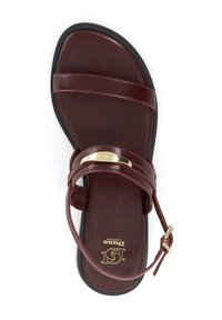 Maroons sandalen met leren banden, een metallic gouden accentband, een gevoerde binnenzool en een zwarte rubberen zool. Inclusief verstelbare enkelband.