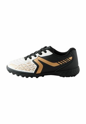 Scarpa sportiva bianca e nera con accenti geometrici dorati, lacci neri e suola testurizzata progettata per l'uso in sport all'aperto.