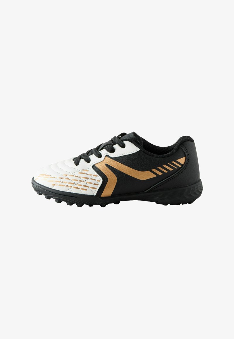 Schwarz-weißer Sportschuh mit goldenen geometrischen Akzenten, schwarzen Schnürsenkeln und strukturierter Sohle, entworfen für den Outdoor-Sporteinsatz.