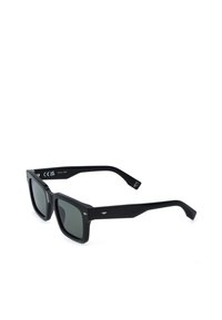 Lunettes de soleil rectangulaires noires avec des montures épaisses et des verres foncés, présentées légèrement inclinées sur un fond blanc.