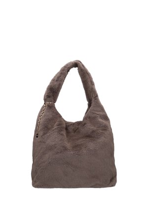 Sac à main taupe doux et pelucheux avec une anse épaisse et un petit accessoire chaîne dorée en haut à gauche, isolé sur fond blanc.