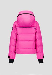 Chaqueta acolchada de color rosa brillante, con capucha, bolsillo en el pecho con cremallera, detalles negros en los puños y silueta cuadrada. Textura lisa.