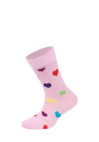 Lys rosa sok med farverige hjerte mønstre i rød, lilla, grøn, blå og gul, præsenteret oprejst mod en hvid baggrund.