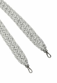 Vlechters van zilveren stof met zwarte metalen clips aan beide uiteinden. Heeft een gestructureerd, geweven ontwerp en een platte, langwerpige vorm.